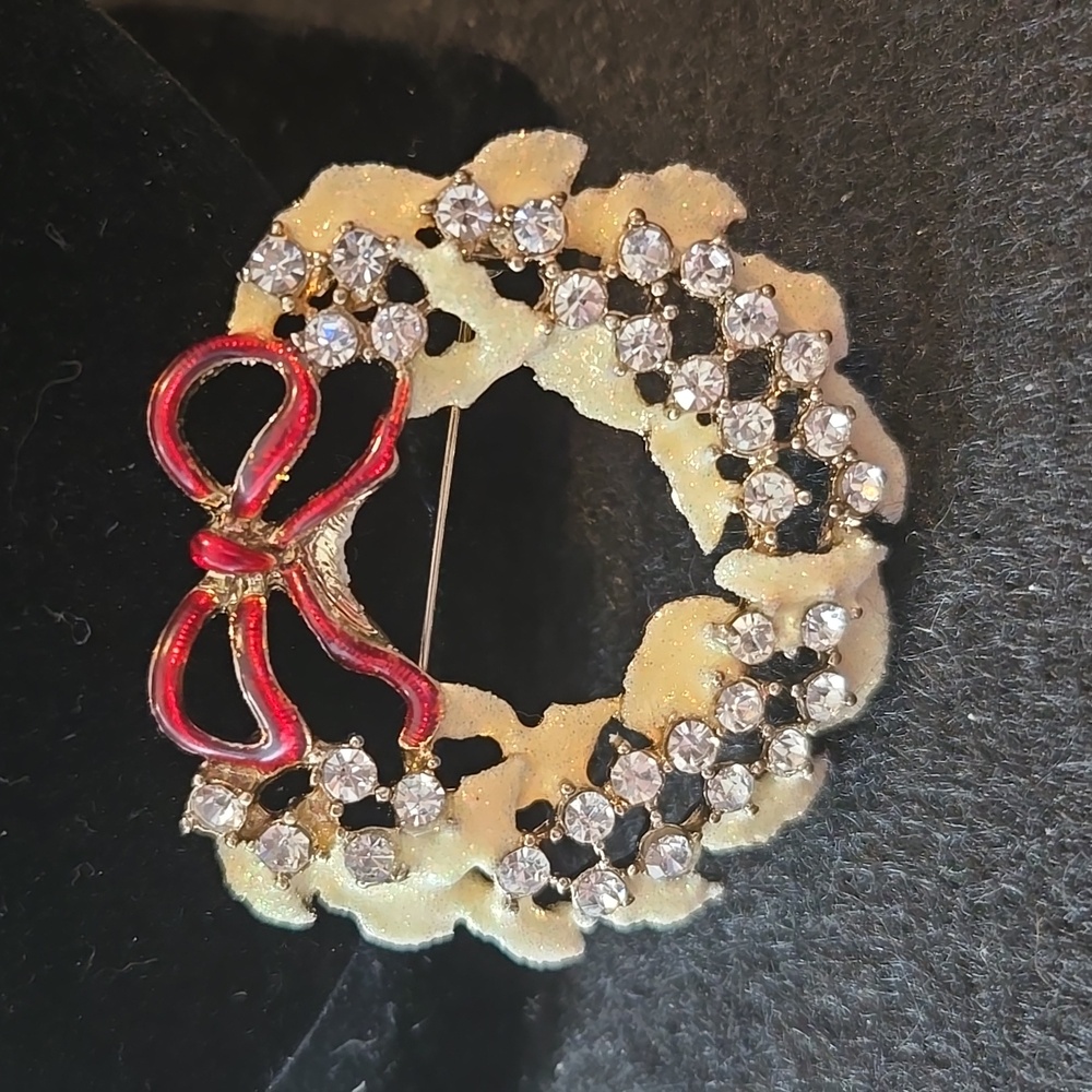 VTG enamel wreath with crystal accents